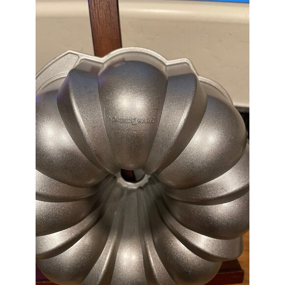 Nordic ware original Bundt pan - Picture 4 of 7